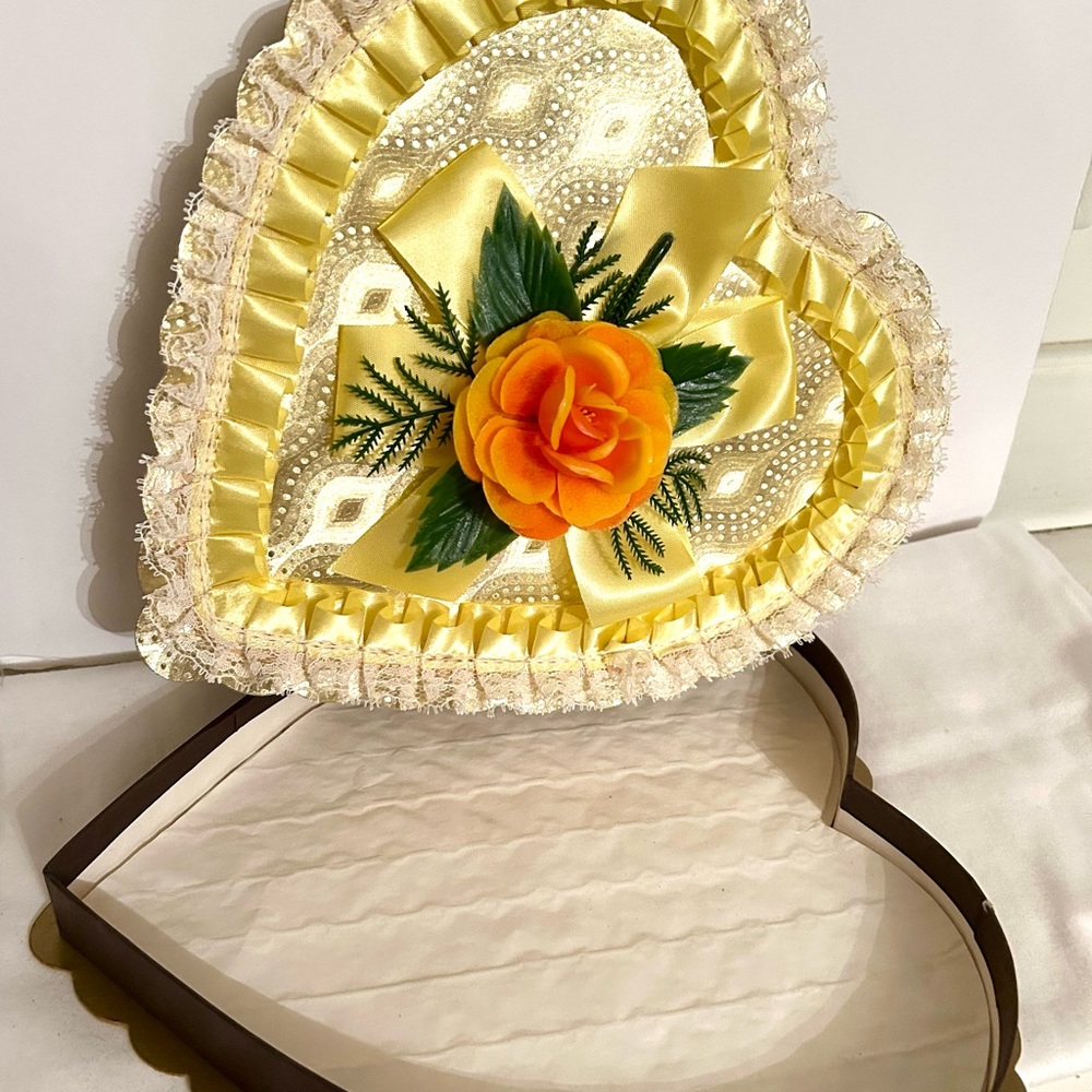 Vintage Heart-Shaped Brocks Valentines candy Box. Mint Condition. - Picture 3 of 7